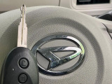 【キーレス】少し離れた場所からでもボタン一つでドアの開錠・施錠ができるのでとっても便利!ドアの鍵穴周りに傷をつけることもありません♪
