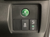 Hondaセンシング用の、VSA(ABS+TCS+横滑り抑制)解除と路外逸脱抑制機能のオンオフスイッチなどはハンドルの右側に装備しています。燃費に役立つECONボタンもここです。