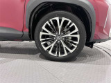 タイヤサイズは(215/50R18)で純正アルミホイールです。