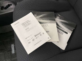 メンテナンスノート、取扱説明書ですね。 車の情報が凝縮されています。 車の整備記録が記載されている大事な物ですよ。