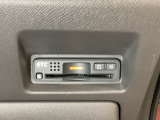 ハンドルの右下にETCがついています。高速道路の料金所の通過も楽々です!。 カードの取り出しもしやすい場所についています。