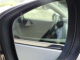 隣の車線を走行する後方車両を検知し、ドアミラー内の表示でお知らせする機能を備えています。車線変更時の確認をサポートし、見えにくいエリアへの注意を促すことで日常の安全運転に役立つ実用的な装備です。