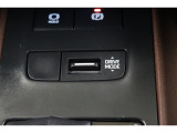 燃費をより向上させるエコドライブモードとパワフルな走行を愉しめるパワーモードを選べるスイッチが付いております!