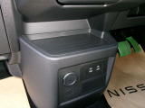 小物入れも各所にあります。Cタイプ充電ポートも運転席そばにあります。