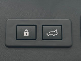 【パワーバックドア】スマートキーや運転席のボタンを押すだけでリアゲートが自動で開閉します!荷物を持っている時や、高い位置にあるバックドアを閉める際に便利な機能です♪