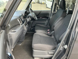 前席は視界を確保しやすい位置にあり、運転席まわりも見渡しやすいレイアウトです。座面は落ち着いた色合いで、足元には余裕のある空間も確保。毎日の移動を快適に過ごせる室内です。