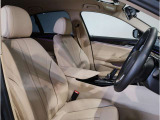 【コックピットシート】BMW車の主役席。車体中央にくる様に配置し車両重心とが一致する事でドライバーと車との一体感あるドライビングを実現。人間工学に基づき形成した形状が長時間のドライブ疲労も軽減します!