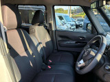 運転席には、シートリフターが付いております☆ 前後のスライドに加えシートの高さも変更出来ますのでどなてでも運転し易いポジションを取れます
