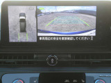 全周囲カメラで、クルマを上空から見下ろしているかのような映像を映し出します。周囲の状況がひと目でわかります!