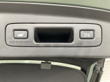 運転席とリアゲート本体に開閉スイッチを装備し、とても便利な電動リアゲート!