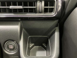 【運転席ドリンクホルダー】使いやすさに配慮したドリンクホルダー