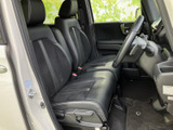 前席はシートの輪郭がしっかりとし、身体を預けやすい印象です。運転席から前方や左右を見渡しやすく、足元にもゆとりが感じられるため、毎日の移動も快適に過ごせます。
