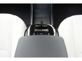 アームレストの先端に、パワーウインドウスイッチ操作ボタンがあります。