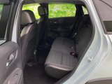 後席は座面の広さが感じられ、左右それぞれでゆったり座れるつくりです。窓からの視界も確保され、前席との距離にもゆとりがあるため、同乗者も快適に過ごせます。