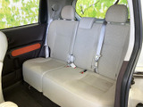 左右に並ぶ後席は明るい色合いで、車内に柔らかな印象をもたらします。窓から外を見渡しやすく、同乗者がくつろぎながら移動時間を過ごせる空間になっています。