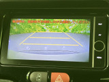 後方の映像と目安線が画面に表示され、駐車時に後ろの様子を確認するのに便利です。目視とあわせて周囲を確認でき、バック操作時の不安を軽減する心強い装備です。