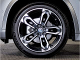 【BMWアロイホイル】軽量かつ強度に拘ったアロイホイル。走行性能ポテンシャルを引き出す設計。車の足元を引き締めてくれる大きなポイントはアロイホイルです。