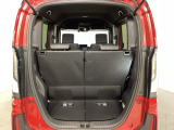 開口部も広く荷物の積み下ろしもしやすいお車となっております。シートの背もたれは5:5の割合で背もたれを可倒でき、前後のシートスライドもできるので荷室をひろげることができます。