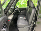 前席は運転席と助手席が並び、座面と背もたれには柄の入った表皮があしらわれています。乗り降りしやすい開口部と、前方を見渡しやすい視界で、日常の移動にも使いやすい室内です。
