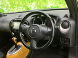 握りやすい形状のステアリングが運転席の正面に配置され、前方を見ながら自然な姿勢で運転できます。メーターや各種スイッチにも手が届きやすいレイアウトです。