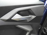 シンプルさと機能性が両立しており、ドイツ車らしい良いインテリアになっています。手の込んだ手法で静かで快適な室内を実現させています。