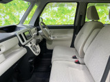 前席は明るいシートと広い窓が印象的で、車内に開放感があります。運転席から周囲を見渡しやすく、助手席の方もゆったりと過ごせる空間です。