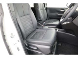 高いホールド性で運転姿勢が安定します。長距離ドライブでも疲れにくいのが魅力です。快適なドライビングライフをお送りください♪