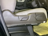 【シートレバー】ただ座るだけじゃない、運転のしやすさを決める大事なスイッチ。視界を広げたり、腰への負担を減らしたり。体型に合わせてジャストフィットさせるこの瞬間、さあ走るぞって気合が入ります。
