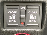 左右のスイッチでスライドドアを開閉でき、運転席から操作しやすい配置です。乗り降りの際や荷物を持っているときにも便利で、日常の送迎や買い物など幅広い場面で活用できます。