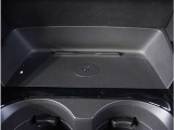 【ワイヤレス充電】ワイヤレス充電Qi規格に対応したスマートフォンなどの携帯機器を充電できます。
