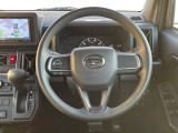 インテリアに合わせたデザインのステアリングは、運転される方のことも考え、運転しやすい形状、大きさです。是非一度、実際に触ってお確かめください。