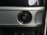 【 プッシュボタンスタートシステム 】 「アドバンストキーを携帯し、ブレーキペダルを踏みながらインパネ上のボタンを押すだけで、エンジンの始動/停止ができます。