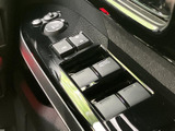 窓の開閉スイッチやミラー調整用の操作部を運転席ドアに配置。各ボタンの表示を見ながら操作でき、乗り降りの際にも使いやすいまとまりです。