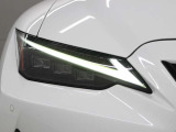 LEDヘッドランプには「オートマチックハイビームシステム」を搭載。夜間走行時にハイビームで走行可能と判断した場合、ロービームとハイビームを自動的に切り替え、前方視界確保をアシストします。
