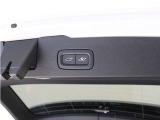 テールゲートには、スイッチ一つで開閉可能な電動開閉機能を装備。また、リアバンパーの下で足を動かすだけで開閉できる、ハンズフリー・オープニング/クロージング機構も搭載しています。