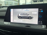 ナビゲーションをはじめ、オーディオ&ビジュアルや車両に関する情報などを集約。すべての操作を大型タッチパネル・ディスプレイで直感的に操れるシステムです。