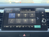 ナビやオーディオなどの項目が画面に並び、目的に合わせて選びやすい構成です。タッチ操作に加えて周辺のボタンやダイヤルも備わり、日常の移動を幅広くサポートします。