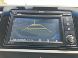 後方の映像に加えて進路の目安となる線が表示され、駐車時の周囲確認をサポートします。車庫入れや狭い場所での取り回しなど、日常の場面で活用できます。