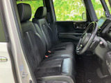 前席は座面と背もたれにゆとりを感じる形状で、運転席と助手席が並ぶすっきりした空間です。窓からの視界も広く、乗り降りしやすい室内をお確かめください。