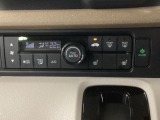 オートエアコンはこまめに温度調節するので、燃料の消費量をより少なくできます。シートヒーター付きなので寒い日も快適です。『ECONスイッチ』車を低燃費モードに自動制御します。