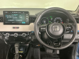 【ハンドル】運転にかかわる様々な操作を安全に行えるように視点移動が少なく操作性に配慮されたスイッチ類が凝縮されたコックピットです。