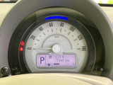 速度表示に加え、シフト位置や燃料残量、走行距離などを確認できるメーターです。必要な情報が視線を向けやすい位置にまとまり、運転前や停車時の日常的な確認にも便利にお使いいただけます。