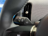MINIの運転席操作部は、中央に構えるディスプレイが最大の特徴です。航空機を思わせるトグルスイッチなど、直感的で遊び心のあるメカニカルな操作感が、ゴーカートのような走りの高揚感を高めます。