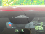 【i-ACTIVESENSE】走行中に前方の車両等を認識し、衝突しそうな時は警報とブレーキで衝突回避と被害軽減をアシスト。より安全にドライブをお楽しみいただけます。