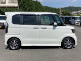 狭い駐車場でも、スライドドアならチャイルドシートへのお子さまの乗降や荷物の積載もスムーズ。