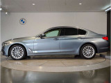 【拘りのFR】BMWが多く採用するFR車。ダイレクトでスポーティな加速感・シャープなハンドリングを実現。縦置きエンジンレイアウトにより、フラットで上質な乗り味です。