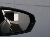 アウディサイドアシスト『後方の死角を並走する車両を検知しドアミラーの内側のLEDが点灯。ドライバーに注意を促し事故を未然に防ぐシステムです。』