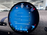 デジタルスピードメーター、航空機のコックピット操作箇所と同じ配色で目が疲れにくいように設計されてます。