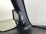 【サイドビューサポートミラー】停車時や発進時、対向車とのすれ違いや路肩に寄せるときなど、車両左側前方を確認するときに役立ちます。