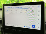 画面には目的地や施設名などの検索項目が表示され、行き先を探す際にも見つけやすい構成です。項目が整理されており、日常の移動をサポートします。